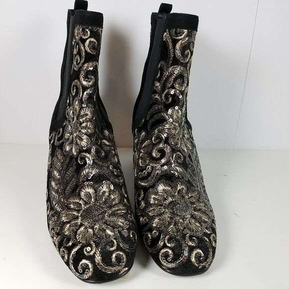 Stuart Weitzman Woman boots ankle  black suede embellished chunky heel sz 8 new